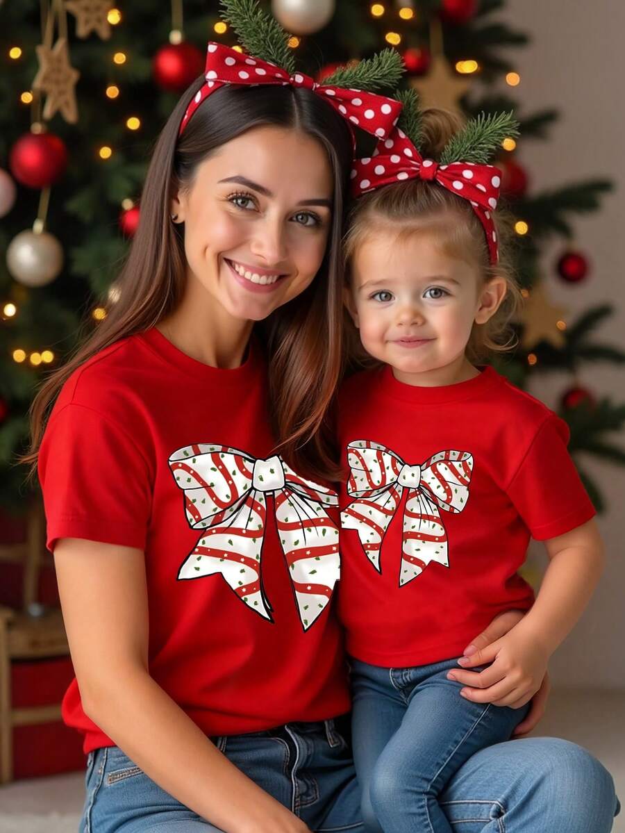 SHEIN Camiseta básica de manga corta con estampado gráfico de lazo de lunares, lema navideño y diseño de dibujos animados lindo y elegante para niña, cómoda para fiestas de Navidad y salidas