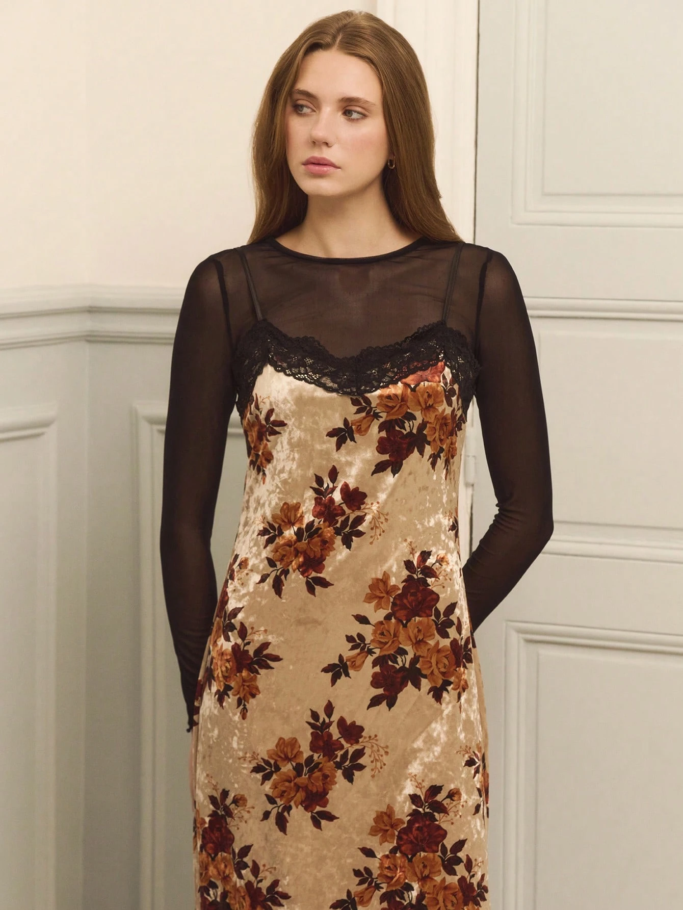 Vestido Midi de Veludo Floral com Parte Superior de Tule Preto e Acabamento em Renda - Visual Vintage Floral