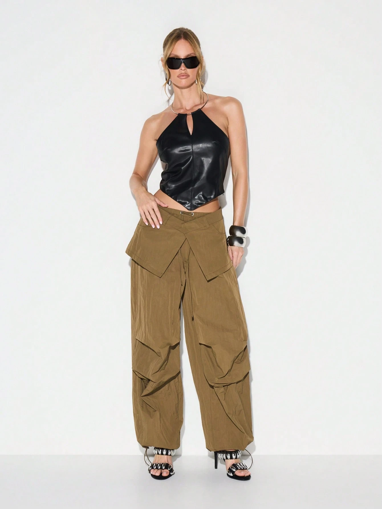 KIZN Pantalones cargo cruzados de pierna ancha con falda en capas color caqui