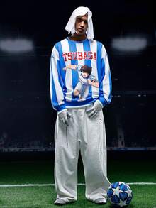 Captain Tsubasa X SHEIN 男士休闲运动风格卡通足球运动员和字母印花蓝白条纹宽松套头衫，春秋 - 藍白色 - 查看 5