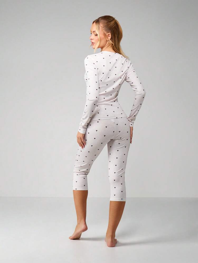 MISSGUIDED Świąteczny komplet wypoczynkowy z nadrukiem w kształcie serca, zapinany na guziki, z nogawkami capri, zapewniający domowy komfort i relaks
