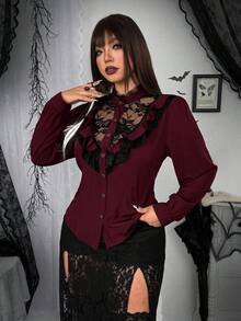 Flirla 大码女式复古学院风朋克哥特风格大胆前卫性感蕾丝拼布荷叶边领扣长袖衬衫，适合万圣节、返校、日常穿着 - 酒紅色 - 查看 3
