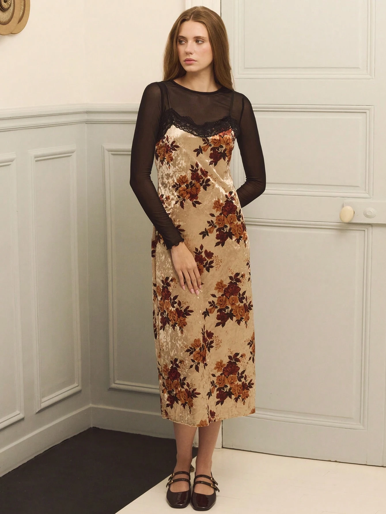 Vestido Midi de Veludo Floral com Parte Superior de Tule Preto e Acabamento em Renda - Visual Vintage Floral