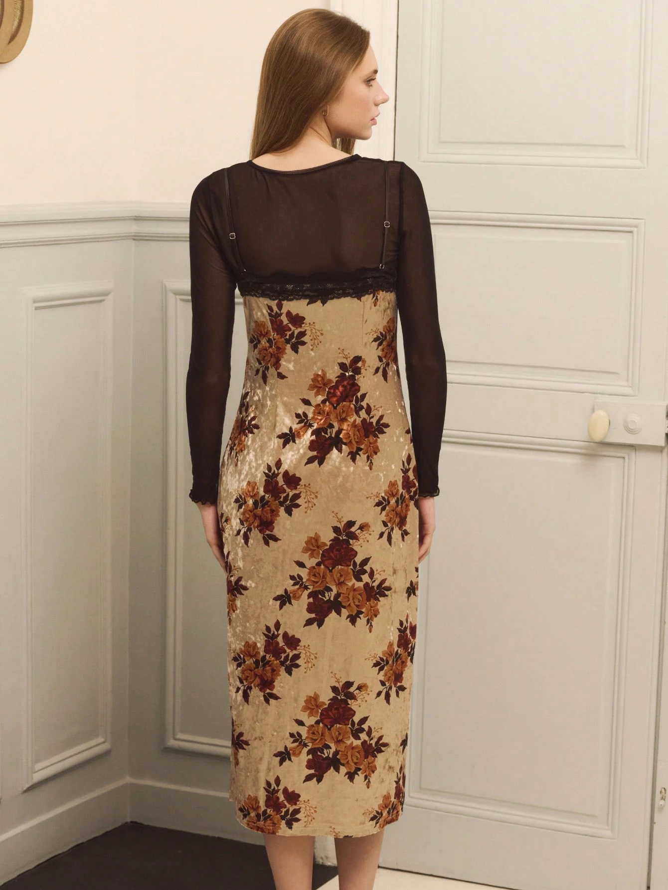 Vestido Midi de Veludo Floral com Parte Superior de Tule Preto e Acabamento em Renda - Visual Vintage Floral