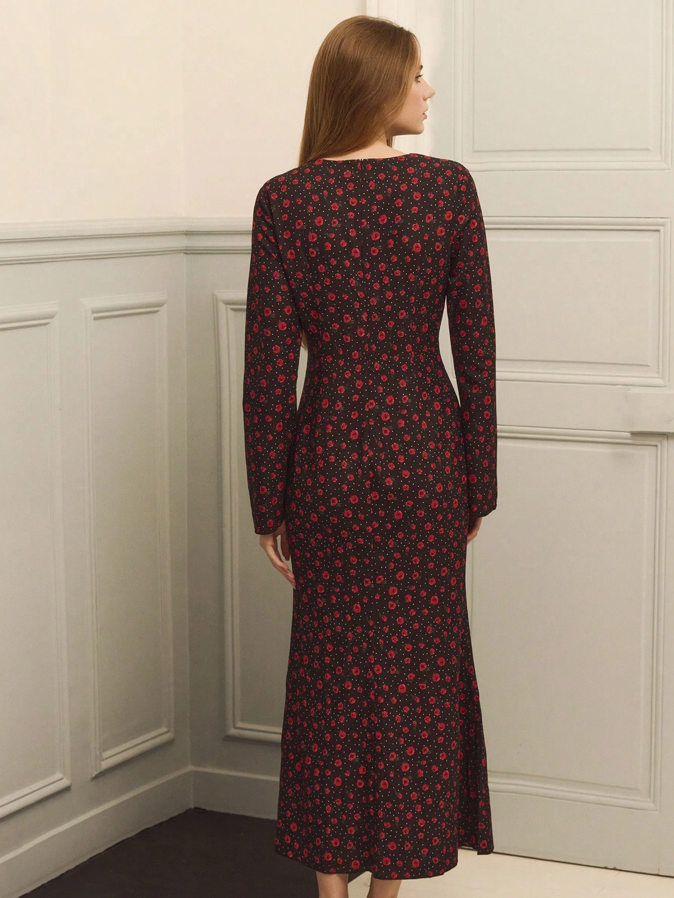 Schwarzes Maxikleid mit Blume Muster, lange Glockenärmel, figurbetonter Schnitt, für Herbst und Winter