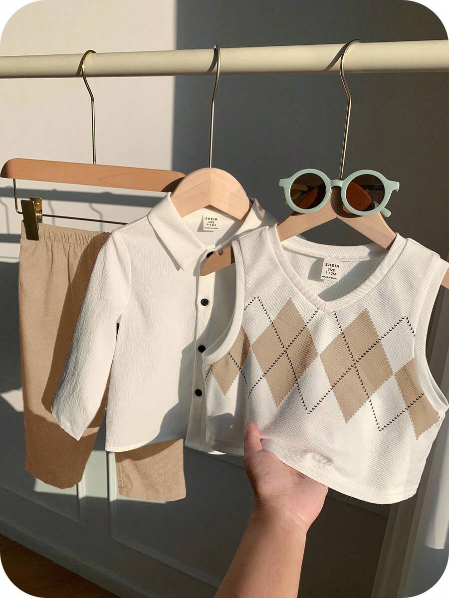 SHEIN 3 件套男婴休闲菱形背心、白衬衫、蓝色休闲裤套装，适合生日派对、晚会、表演、婚礼、迎婴派对、洗礼、1 岁生日庆祝 - 卡其色 - 查看 1