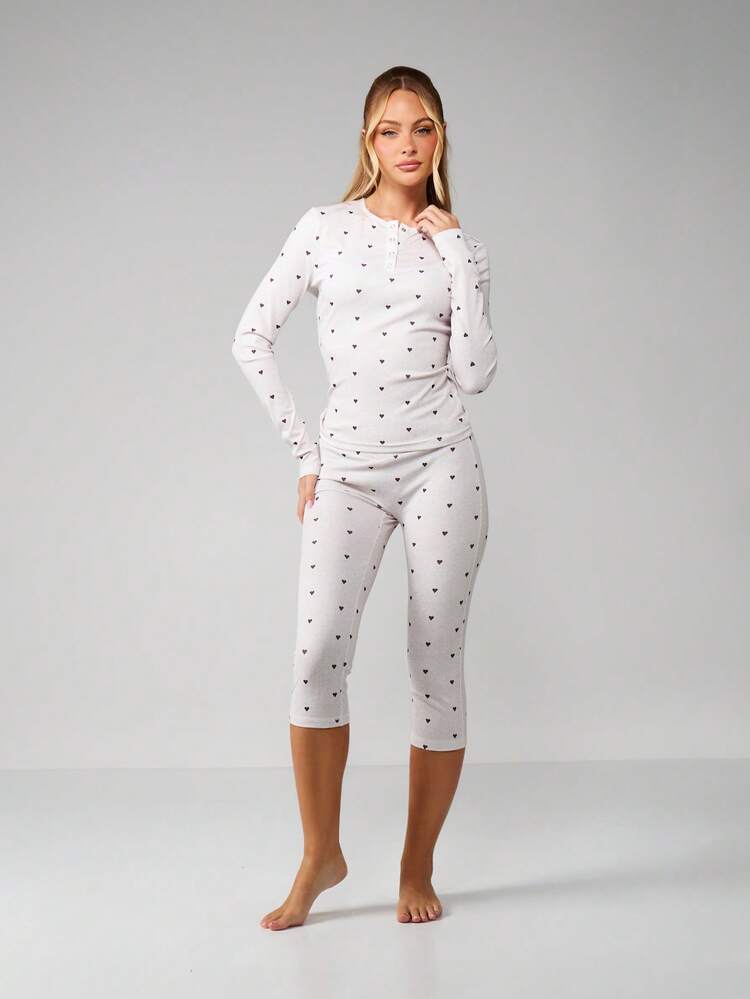 MISSGUIDED Świąteczny komplet wypoczynkowy z nadrukiem w kształcie serca, zapinany na guziki, z nogawkami capri, zapewniający domowy komfort i relaks