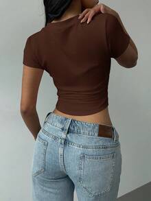 SHEIN BASICS 女式休闲简约马标志图案 V 领褶皱 T 恤，适合春夏季 - 咖啡棕 - 查看 2