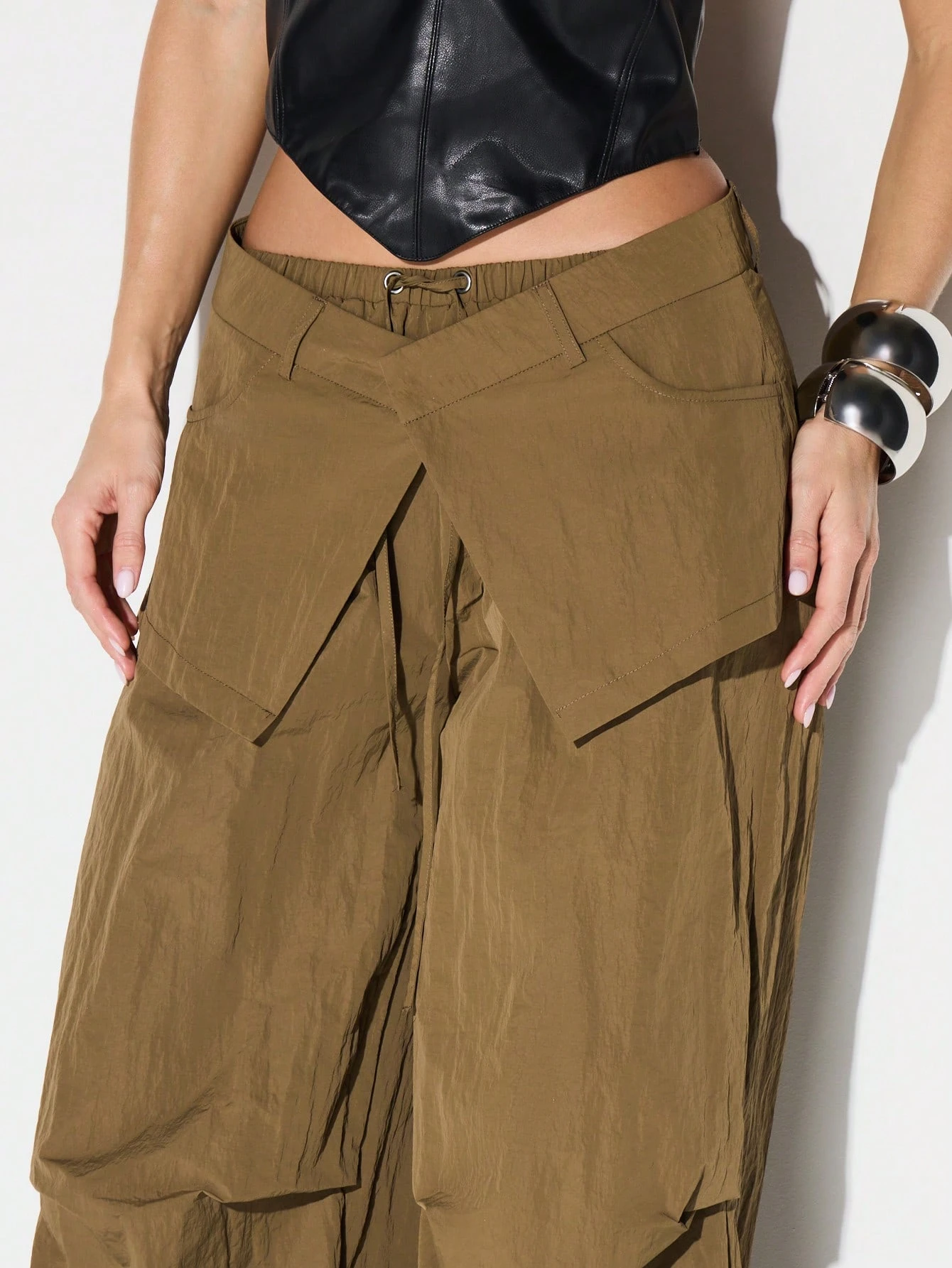 KIZN Pantalones cargo cruzados de pierna ancha con falda en capas color caqui