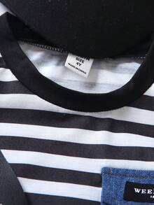 SHEIN Streecool Kids 2 件/套年轻男孩条纹印花圆领 T 恤搭配水洗牛仔裤。牛仔口袋装饰的 T 恤与水洗牛仔裤面料相得益彰，展现独特风格。简约时尚的设计彰显男孩的个人魅力，适合日常休闲和校服，适合不同季节。 - 黑與白 - 查看 6