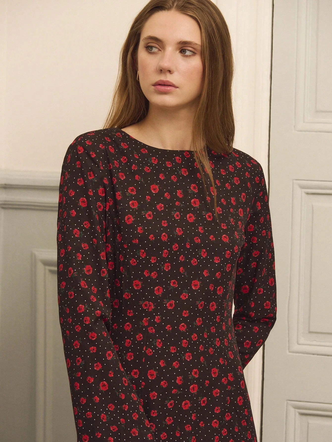 Schwarzes Maxikleid mit Blume Muster, lange Glockenärmel, figurbetonter Schnitt, für Herbst und Winter