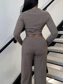 Alexandranx Conjunto de pijama casual feminino para casa, inclui camiseta listrada de gola redonda, manga comprida e calça reta listrada solta, adequado para uso diário, esportes, outono/inverno - Castanho - Ver 2