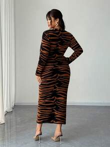 Elenzga 女士性感优雅棕色撞色斑马纹交叉V领长袖修身长款连衣裙，适合派对和聚会，修身剪裁，大码针织毛衣连衣裙 - 彩色 - 查看 3