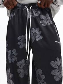 SUMWON Pantalones de chándal con estampado floral de pierna recta y cordón, con gran patrón de flor gris de Summon Studios - Multicolor - Ver 7