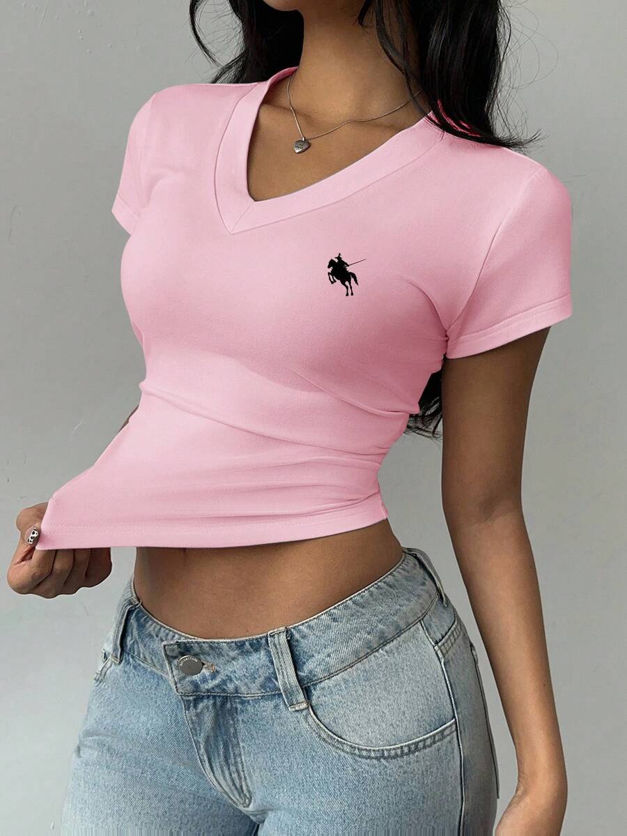SHEIN BASICS 女式 V 领褶皱 T 恤,带有休闲简约马标志印花,适合春夏季 - 淺粉色 - 查看 1