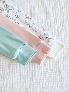 SHEIN Vintaside Kids 6件套女童可爱兔子和花卉全身印花柔软舒适圆领长袖上衣和紧身裤家居服套装 - 彩色 - 查看 4