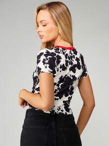 Missguided x Playboy Tricou pentru bebeluși cu imprimeu de vacă și logo, crop top cu mânecă scurtă și croit