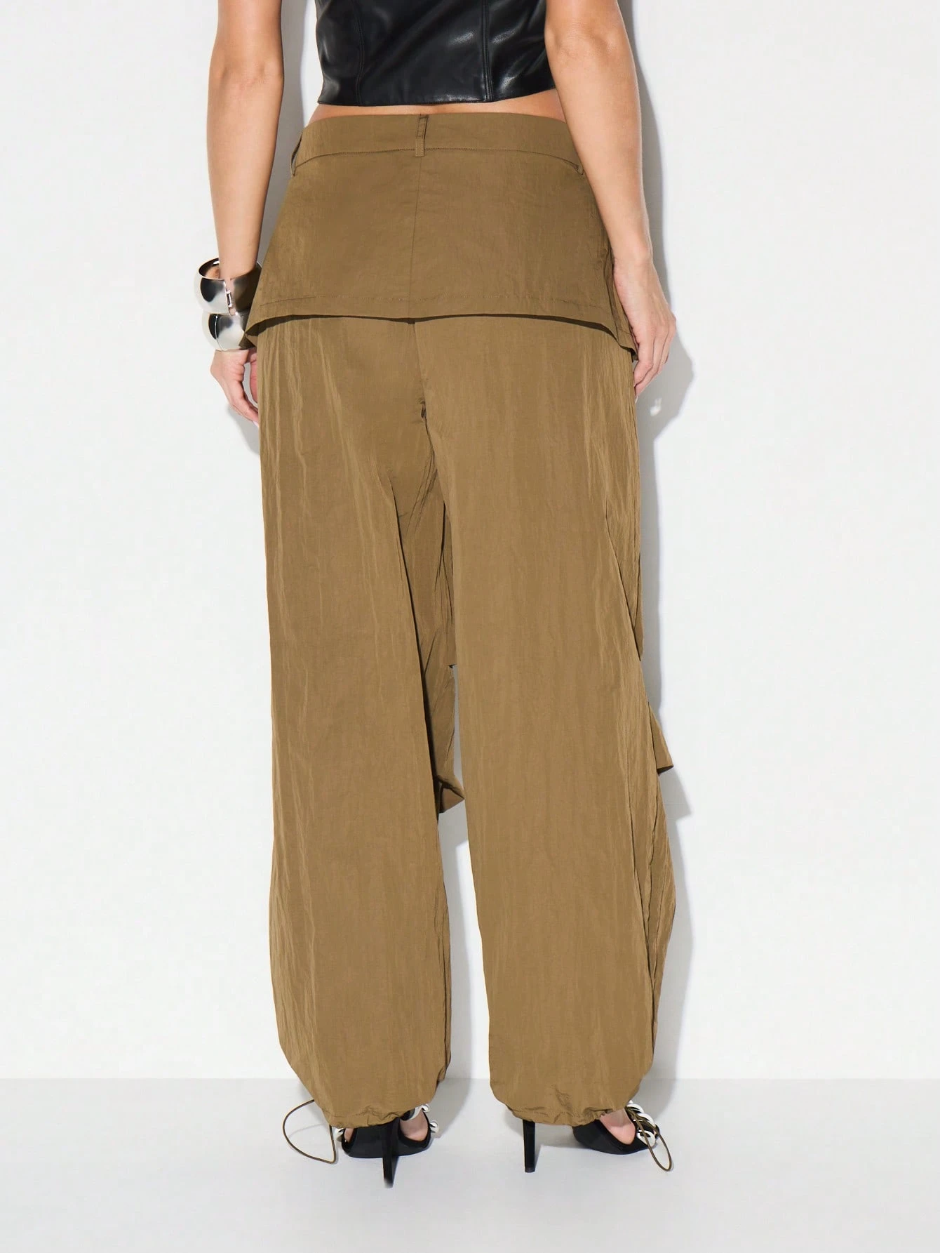 KIZN Pantalones cargo cruzados de pierna ancha con falda en capas color caqui