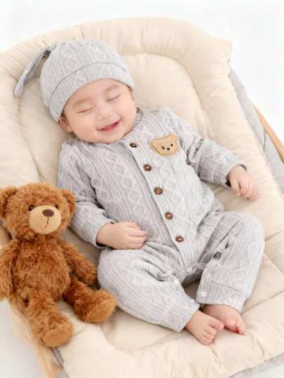 SHEIN 2件套新生男宝宝纯色字母拼接连体衣，舒适休闲，适合男宝宝在秋、春、冬季穿着。新生男宝宝套装，男宝宝连体衣，婴儿男童服装，母子装，男宝宝polo衫连体衣，新生儿服装，男宝宝男女通用款，1-18个月婴儿连体衣，新生男宝宝服装，男宝宝套装，母子装，女宝宝/男宝宝连体衣，婴儿连体衣，新生儿服装，婴儿连体衣，新生儿男女通用服装，秋冬季