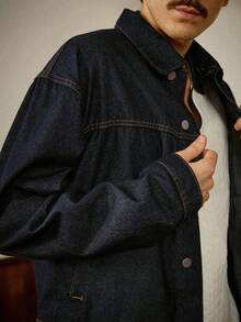 RivetRise 男士休闲单排扣口袋牛仔夹克，秋季 - 深色水洗藍 - 查看 6