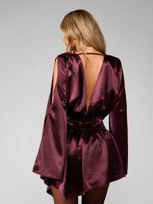 MISSGUIDED Đầm ngắn tay dài, vạt bất đối xứng, chất liệu nhung, cổ chữ V xẻ sâu, kiểu dáng quấn, thích hợp cho tiệc tối, màu đỏ tía với chi tiết bèo nhún. - Màu tím - Xem 2