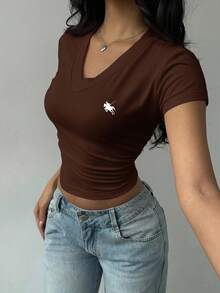 SHEIN BASICS 女式休闲简约马标志图案 V 领褶皱 T 恤，适合春夏季 - 咖啡棕 - 查看 6