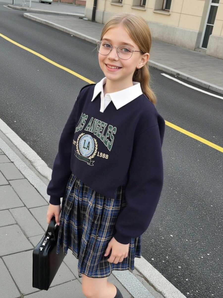 SHEIN 藏蓝色卫衣，白色领口，正面印有英文图案，搭配蓝色格纹百褶裙，学院风日常通勤必备单品，适合青少年女孩。