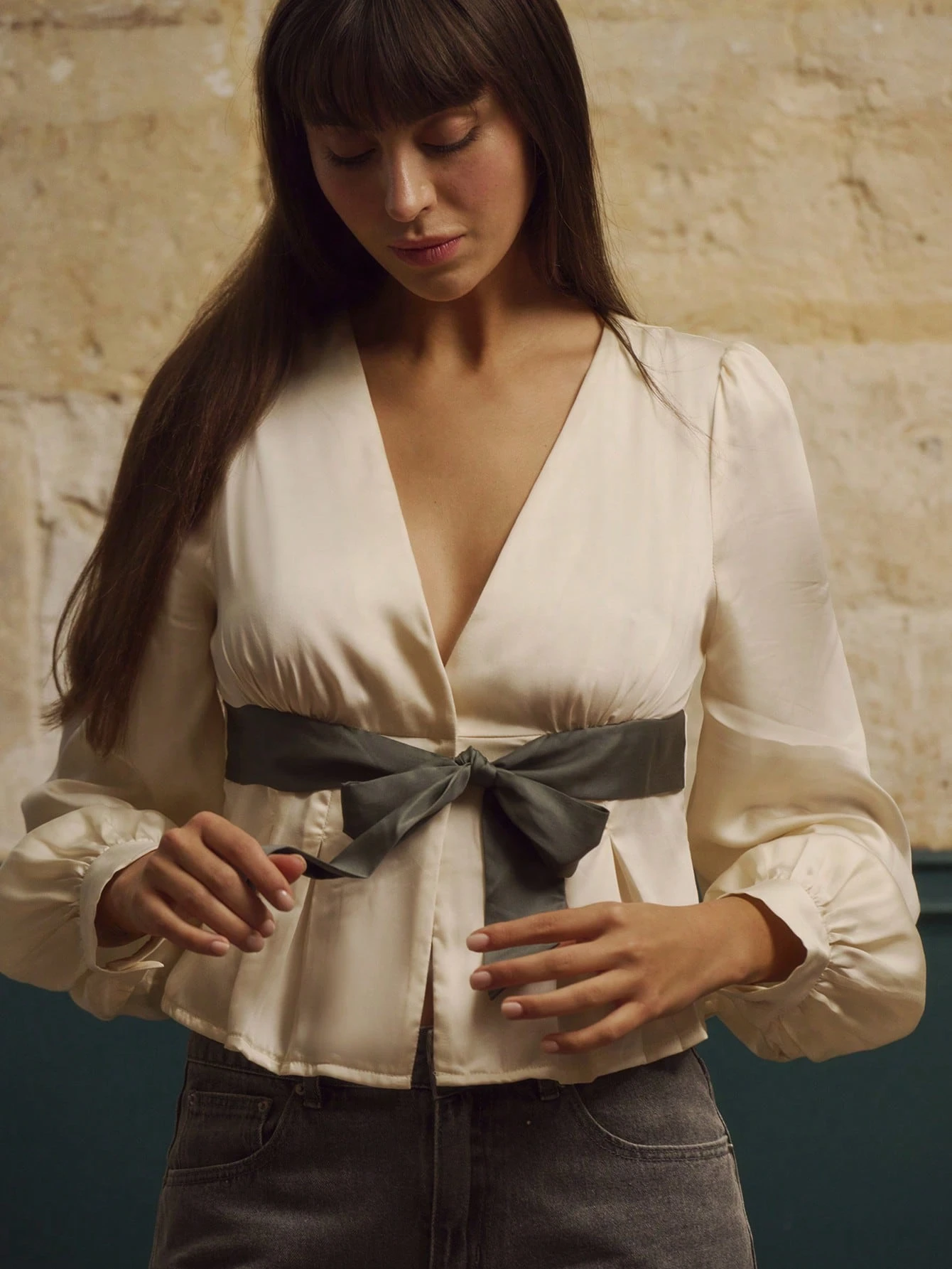 Blouse vintage en satin crème à manches longues avec lien de taille noir contrastant - Style automne/hiver