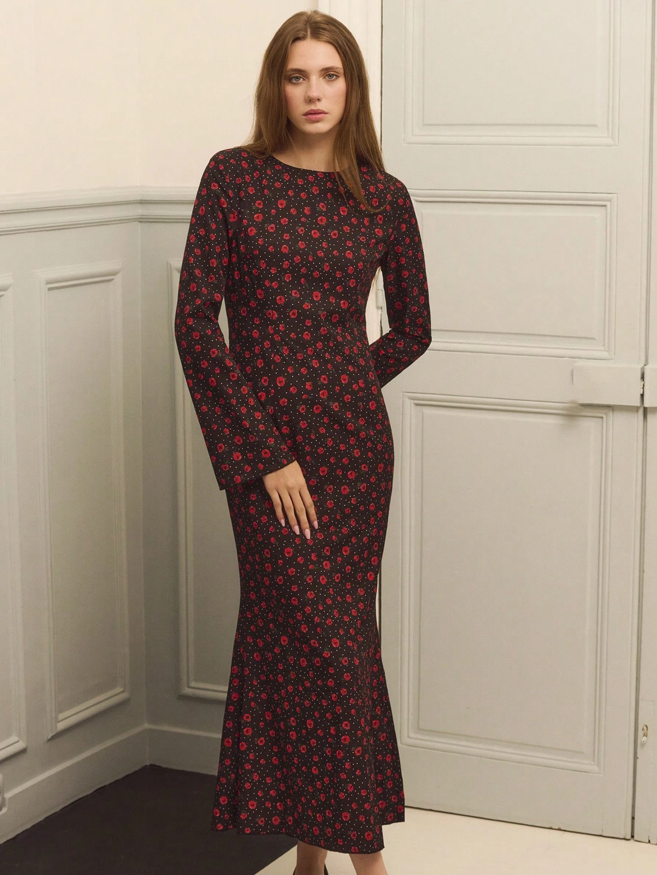 Schwarzes Maxikleid mit Blume Muster, lange Glockenärmel, figurbetonter Schnitt, für Herbst und Winter