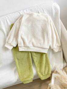 2 件套幼儿男童可爱简约恐龙刺绣圆领长袖上衣和宽松休闲裤毛绒睡衣套装，适合家居穿着