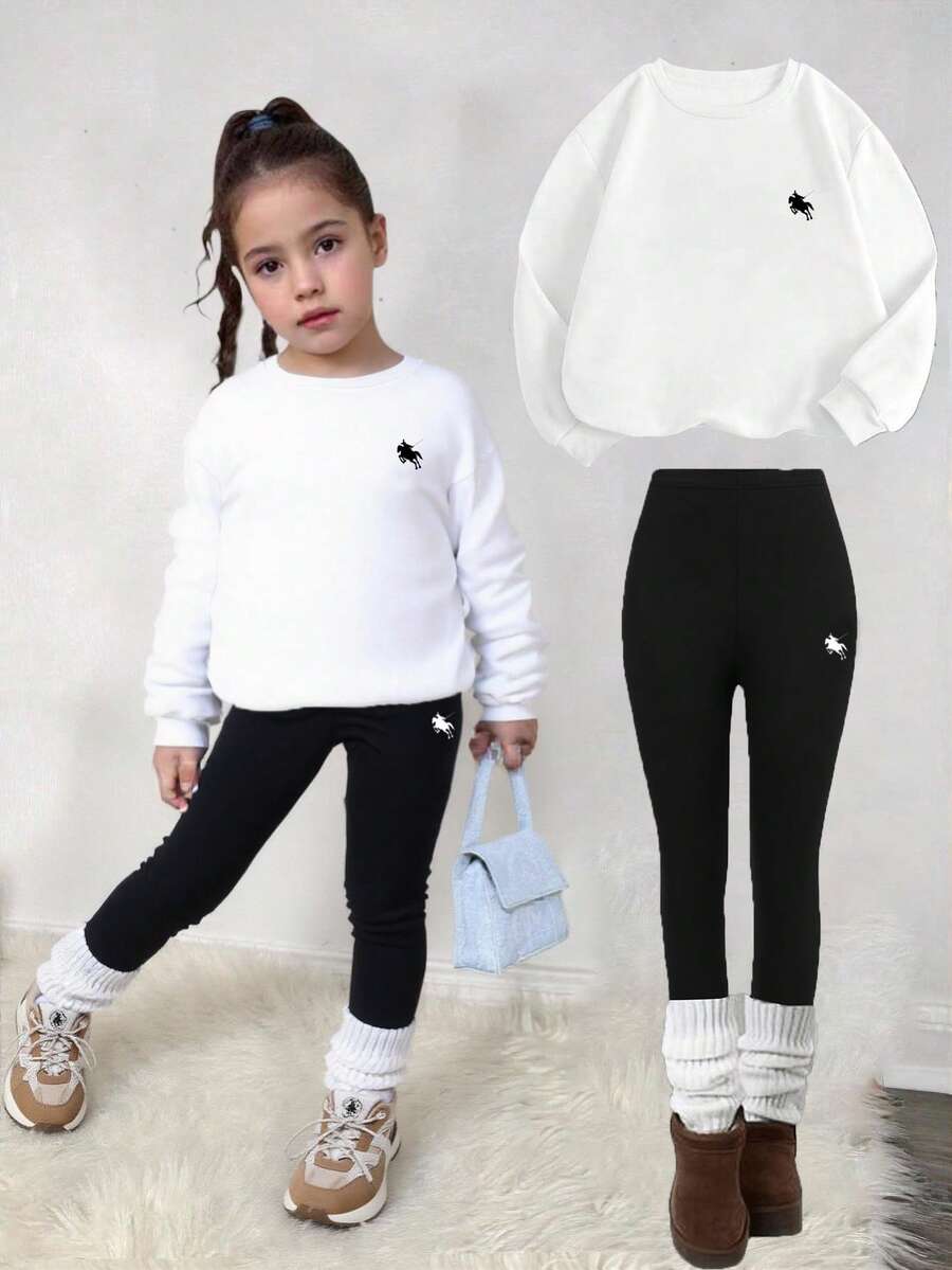 SHEIN Conjunto de 2 piezas informal y versátil para niña preadolescente, con sudadera de cuello redondo con estampado de logo de caballo minimalista y leggings de punto. Conjunto de sudadera en blanco y negro para niña preadolescente. Conjunto a juego de otoño/invierno para madre e hija. - Blanco y Negro - Ver 1