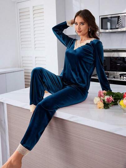 SHEIN Ensemble de pyjama 2 pièces femme, haut à manches longues et pantalon, en velours avec garniture en dentelle, élégant et confortable. Tenues assorties mère-enfant (3 ensembles vendus séparément). Vêtements d'hiver