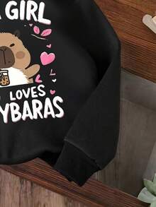 一件印有“Just A Girl Who Loves Capybara”（我只是个爱水豚的女孩）字样和爱心图案的少女水豚图案套头卫衣，休闲运动装，水豚主题，秋冬季款