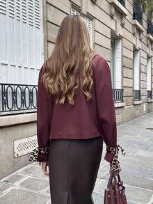 Chiquease 2025 Neue Windjacke mit Gürtel und Leopard Muster im Patchwork-Revers für Damen im Herbst und Winter, kurze Jacke mit Revers in Burgunderrot, vielseitiges und modisches Oberteil, Kragen mit Leopard Muster und Manschetten mit Spitzendesign im Leopard Muster, vielseitige Damenoberbekleidung für den Arbeitsweg, Must-have für Damen im Herbst und Winter, Damenoberbekleidung, zweireihige gemusterte Knöpfe, elegante und stimmungsvolle französische Damenjacke im Herbst und Winter, Damenjacke mit großem Revers, Damenkleidung im Herbst und Winter, Damenjacke im Herbst und Winter, Damenoberteile im Herbst und Winter - Bordeaux - Übersicht 2