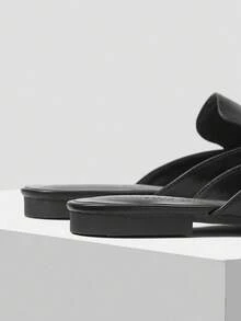 MOTF PREMIUM 休闲舒适的金属细节平底鞋，适合圣诞节、秋季新年假期、情人节 - 黑色 - 查看 6