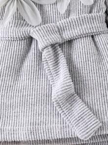 Bộ 2 món cho bé gái gồm áo thun dài tay cổ chữ V có gân, đính hoa ngọc trai 3D và quần, trang phục thời trang thanh lịch cho đầu thu. - Xám - Xem 6