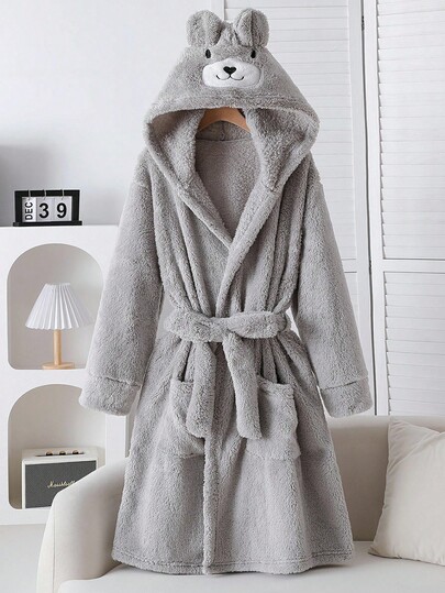 قطعة واحدة من رداء نسائي فاخر رمادي اللون مزود بقلنسوة وزينة وجه ودبوس أذن الدب، من قماش مضفر ناعم مطرز بوجه دب مبتسم، بأكمام طويلة وطول كامل، من قماش مضفر مطاطي قابل للغسل بالآلة، ملائم وراحة عائلية متطابقة (يباع طقمان بشكل منفصل)