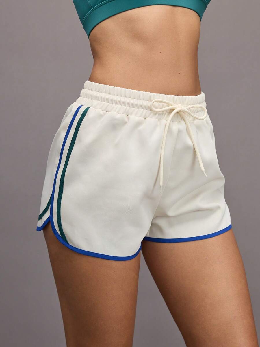 Activina Short de sport casual d'été pour femmes avec taille à cordon de serrage et patchwork à rayures - Blanc - Voir 1