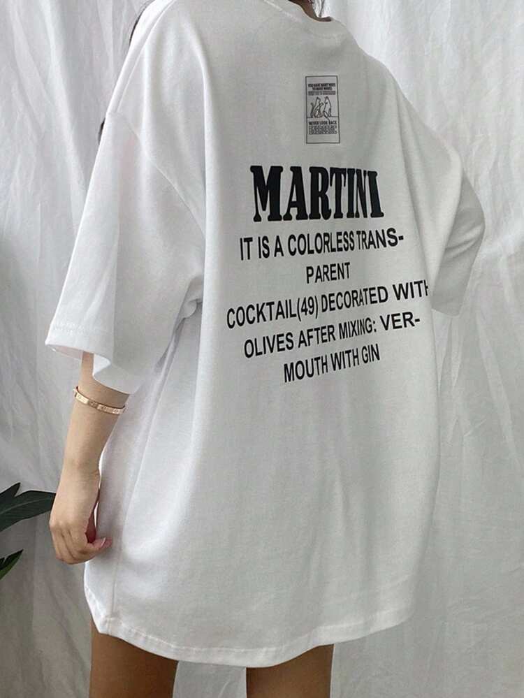 Women's Summer Loose Fit Casual T-Shirt With Slogan Print, Drop Shoulder And Round Neckline, IT IS A COLORLESS TRANSPARENT COCKTAIL DECORATED WITH OLIVES AFTER MIXING VERMOUTH WITH GIN Oversized T-Shirt,Graphic Tees