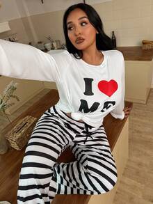 SHEIN Bộ đồ ngủ tay dài cổ tròn in họa tiết sọc chữ và quần dài cho phụ nữ ngoại cỡ, trang phục thu đông - Đen và trắng - Xem 5