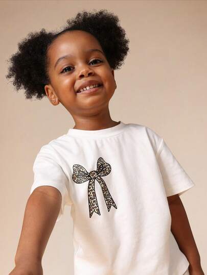 SUMWON Camiseta de cuello redondo de manga corta y talla grande para niñas con diseño gráfico de lazo con estampado de leopardo