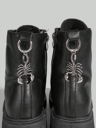 Goth 2 pezzi Decorazioni a forma di scorpione in stile gotico per scarpe/stivali, clip decorative per stivali in stile punk con animali, adatte per aggiungere un'atmosfera misteriosa alle scarpe per Ognissanti