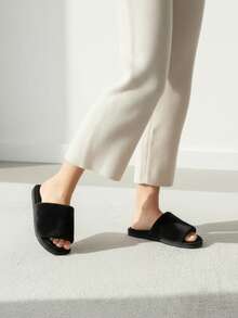 Sandalia cómoda tipo pantufla para mujer, disponible en diferentes colores; diseño moderno y acolchado ideal para uso en casa o interiores, perfecta para descansar, trabajar desde casa, relajarse después de la jornada, recibir visitas y crear looks casuales y confortables. Combina con pijamas, ropa ligera o atuendos relajados, ofreciendo suavidad, soporte y practicidad en cualquier momento del día. - Negro - Ver 2