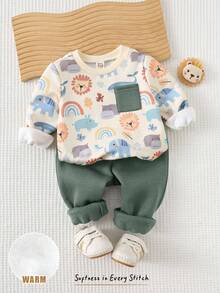 Cozy Pixies 2 Stücke Set für Baby Jungen: Weiches Strick-Sweatshirt mit Rundhalsausschnitt und langen Ärmeln, bedruckt mit Tiermotiven, und passende Hose mit elastischem Bund.