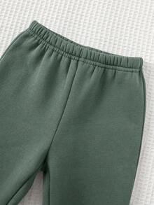 Cozy Pixies 2 Stücke Set für Baby Jungen: Weiches Strick-Sweatshirt mit Rundhalsausschnitt und langen Ärmeln, bedruckt mit Tiermotiven, und passende Hose mit elastischem Bund.