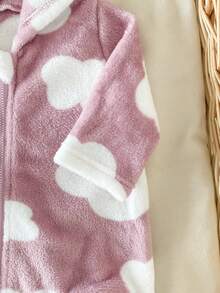 SHEIN 新生儿连帽可爱云朵印花加厚抓绒长袖连体睡衣套装，柔软舒适，适合秋冬季穿着。 - 粉色 - 查看 6