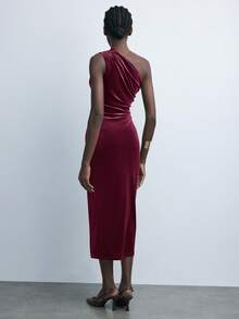 Maija Vestido feminino de veludo bordô liso com ombros assimétricos e cintura marcada, ideal para o dia a dia urbano, negócios e ocasiões casuais. Perfeito para festas de Natal e Ano Novo.