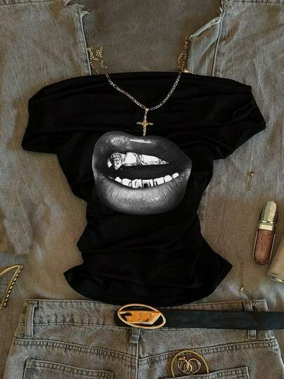 Attitoon Camiseta de manga corta ajustada con hombros descubiertos, estampado de labios y pliegues, estilo vintage y callejero, versátil para principios de otoño, vintage, academia, sexy, lindo, Y2K, chica coco, bohemio, hippie, festival de música, otoño/invierno