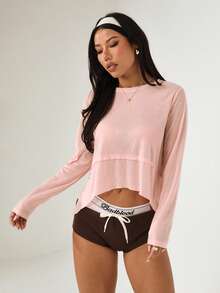 Sovereign Charm قميص يوجا بأكمام طويلة بياقة طاقم مطرز للنساء