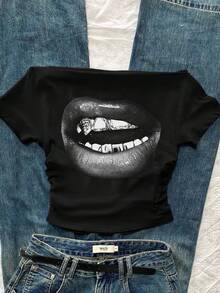 Attitoon 休闲复古街头涂鸦唇印褶饰露肩紧身短袖 T 恤，百搭风格，适合初秋、复古、学院风、性感、可爱、Y2K、椰子女孩、波西米亚风、嬉皮士、音乐节、秋冬 - 黑色 - 查看 3